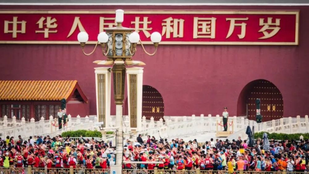 它像那个在不同时刻和不同天气时不时地出现在银幕上的在一片贫民窟中高耸着一个大教堂的画面一样，同时激起矛盾又平息矛盾，把世界展现得令人奇怪地平静。